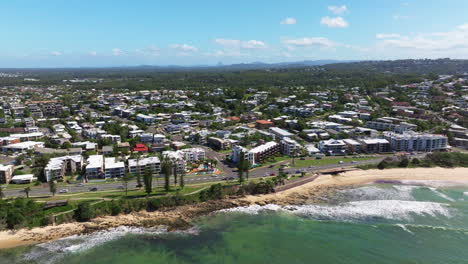 Luftdrohne-über-Der-Küstenstadt-Sunshine-Coast-Mit-Blick-Auf-Den-Strand-Und-Das-Meer,-4k