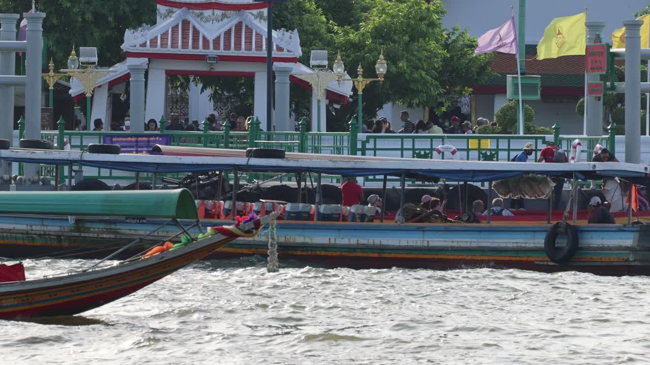 경쟁적 인 보트 경주 중 동기화 된 rowing 팀