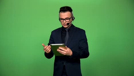 locutor de noticias con tableta y auricular