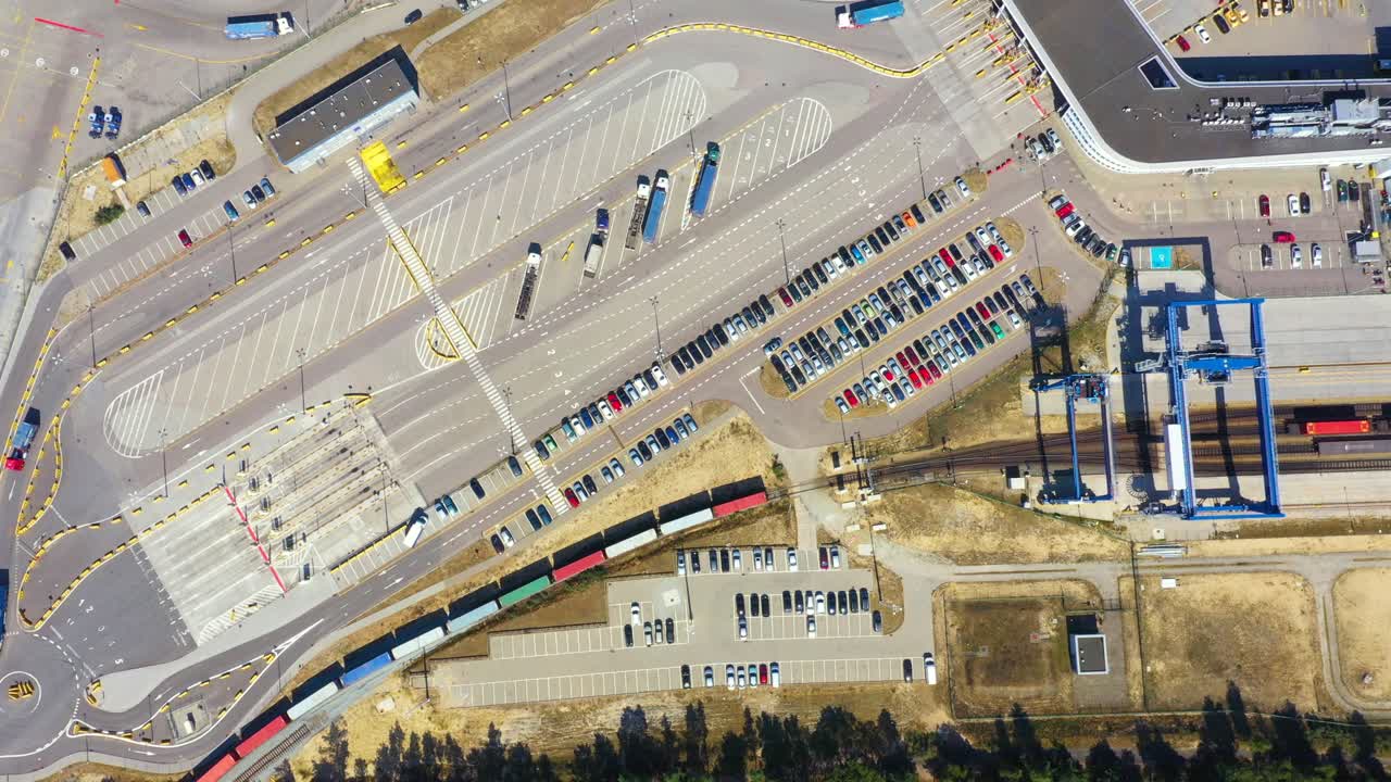 контейнеровоз в импорте-экспорте и бизнес-логистике, с помощью крана, торговый порт, отправка груза в порт, международные перевозки, концепция бизнес-логистики, вид с воздуха