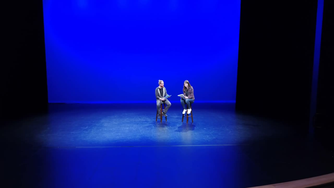 артист репетирует на сцене 4k