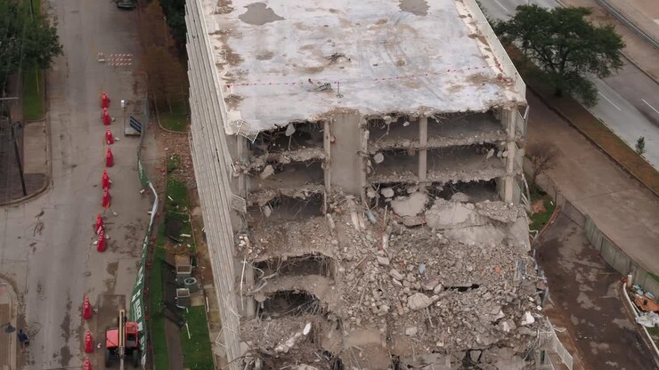 Vista drone di un edificio in demolizione a Houston, Texas.