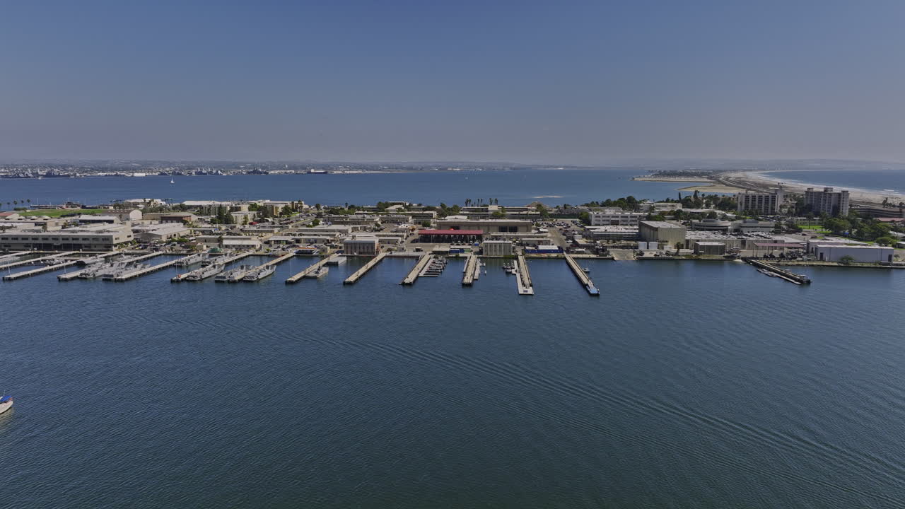 san diego california antena v53 drone flyover glorietta bay capturándonos comando de la costa de la marina, base anfibia naval coronado en el hilo de plata durante el día - filmado con cine mavic 3 - septiembre de 2022