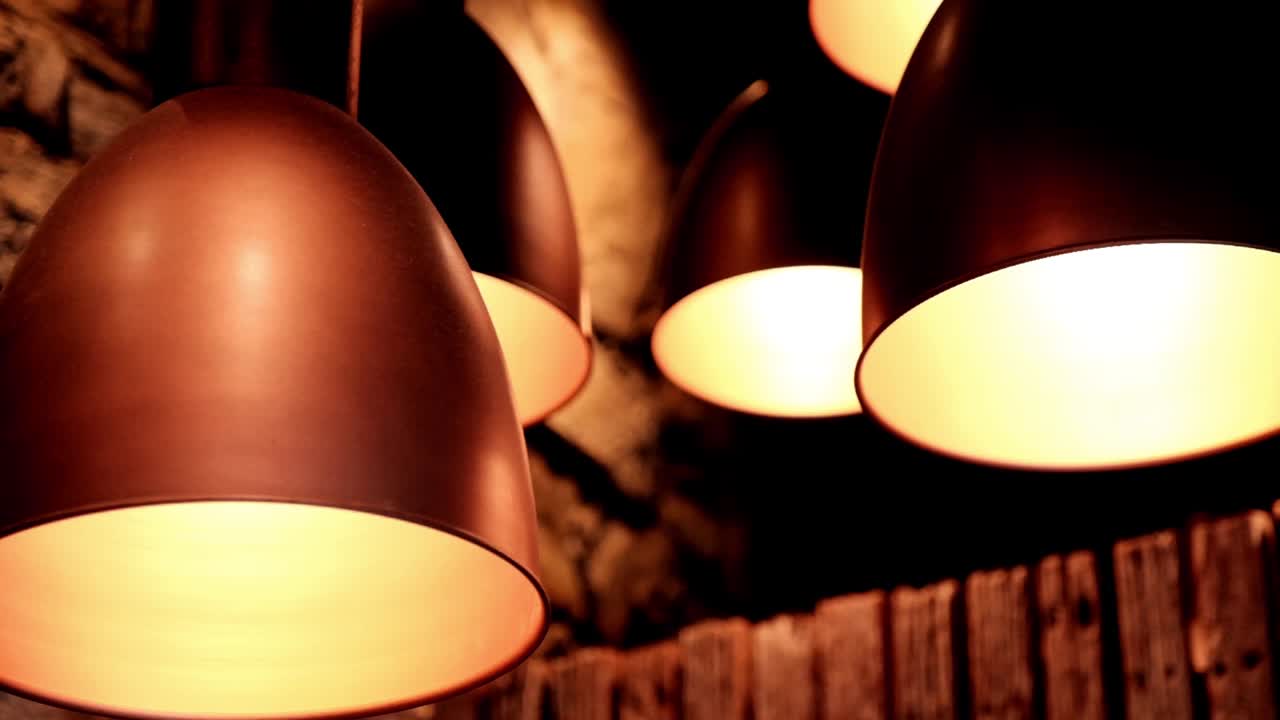 따뜻한 빛으로 많은 걸려있는 불빛