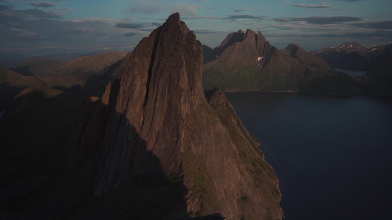 vista panorámica observada desde la cresta que conecta segla y hesten en senja, noruega - toma estática