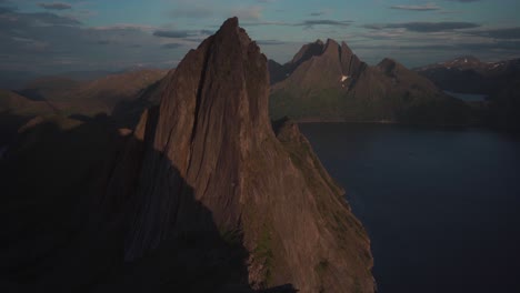 Malerische-Aussicht-Vom-Bergrücken,-Der-Segla-Und-Hesten-In-Senja,-Norwegen,-Verbindet-–-Statische-Aufnahme