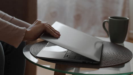 mujer trabajando en una computadora portátil en casa