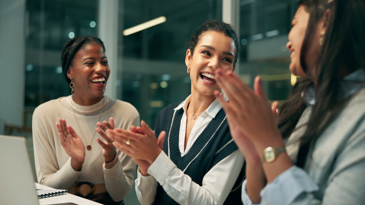 equipo de negocios celebrando el éxito con aplausos