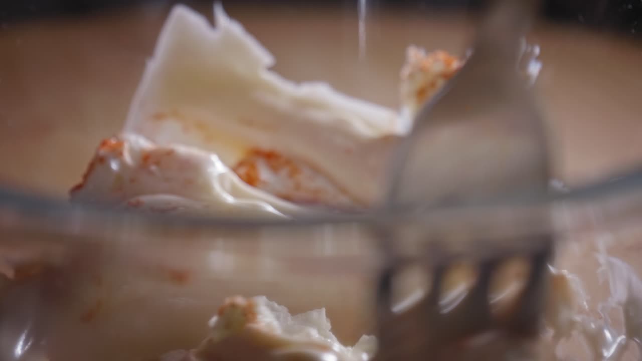 참치 샐러드에 재료를 섞는 포크의 클로즈업 보기, 참치 파스타 요리 - 꾸준한 샷