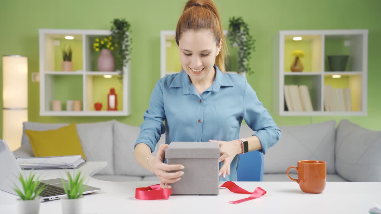 la joven que recibe un regalo en un día especial se vuelve feliz.