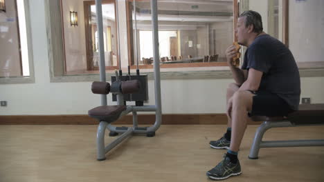 Hombre-Descansando-Después-Del-Entrenamiento