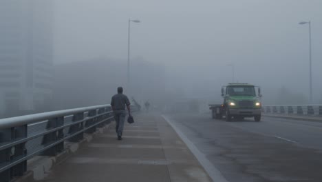 Pendeln-Am-Frühen-Morgen-Während-Eines-Nebligen-Morgens-In-Der-Innenstadt-Von-Columbus,-Ohio