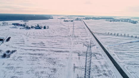 Un-Dron-Aéreo-Se-Disparó-Hacia-Adelante-Sobre-Tierras-De-Cultivo-Cubiertas-De-Nieve-Blanca-En-Un-Día-Nublado