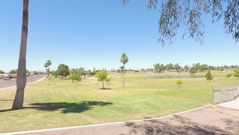 Blick-Auf-Die-Straße-Im-Mesa-Arizona-Emerald-Park-Tagsüber