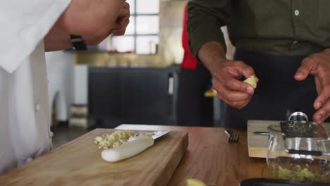 cocinera caucásica que enseña a un grupo diverso