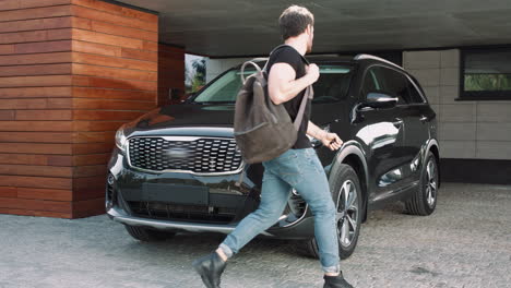 Hombre-Sexy-Sentado-En-Un-Auto-De-Lujo-En-El-Garaje.-Hombre-Caucásico-Abriendo-Coche-Negro