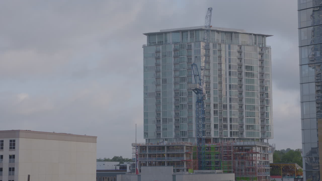 sitio de construcción en la distancia en austin, texas
