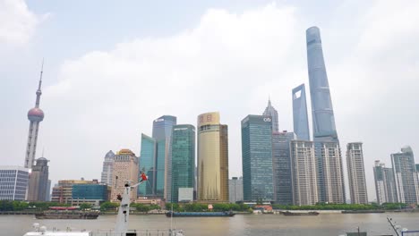 Vídeo-De-La-Transición-Desde-El-Famoso-Paisaje-Urbano-De-Shanghai-Hasta-La-Oficina-De-Aduanas-Del-Puerto-En-El-Bund,-China