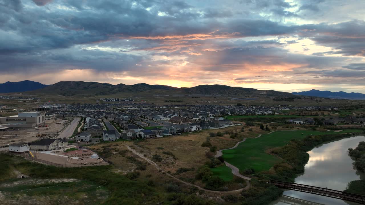 hiperlapso aéreo al atardecer sobre un campo de golf en los suburbios