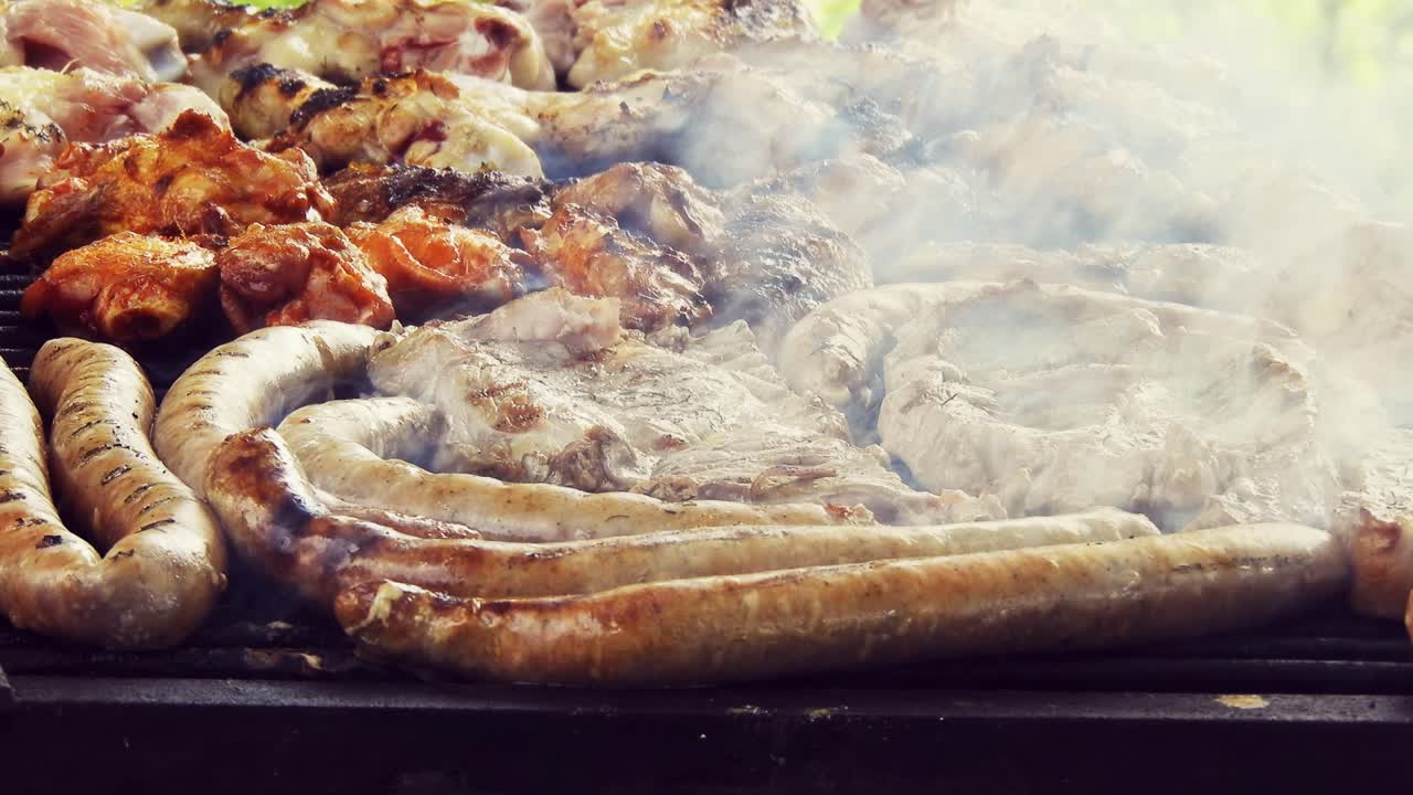 salchicha a la parrilla en la parrilla en llamas