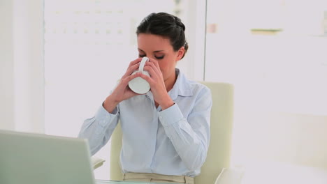 Mujer-De-Negocios-Tomando-Café-Y-Sintiéndose-Revitalizada