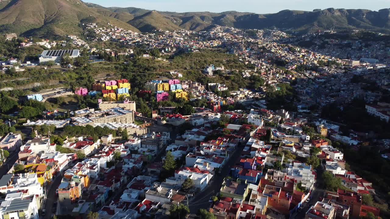 el hermoso pueblo de guanajuato desde arriba, rodeado de montaña y naturaleza, méxico