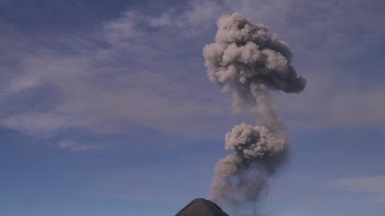 toma ampliada de un volcán que escupe humo en cámara lenta