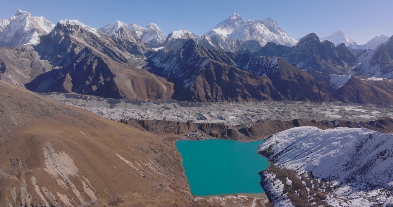Nepal, Gokyo Gölü Everest bölgesi, Renjo La Geçidi'nden Everest Dağı'nın karla kaplı zirvesini gösteren canlı turkuaz gölün drone çekimi.