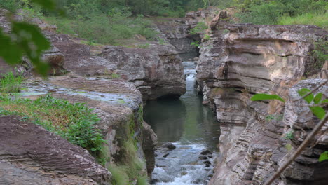 Río-Tranquilo-Que-Fluye-A-Través-Del-Rocoso-Cañón-Cajones-De-Chame-En-Panamá,-Rodeado-De-Exuberante-Vegetación