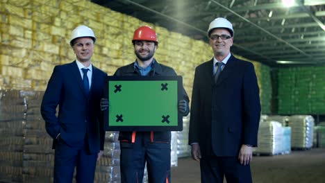 personas que sostienen el pad de chromakey