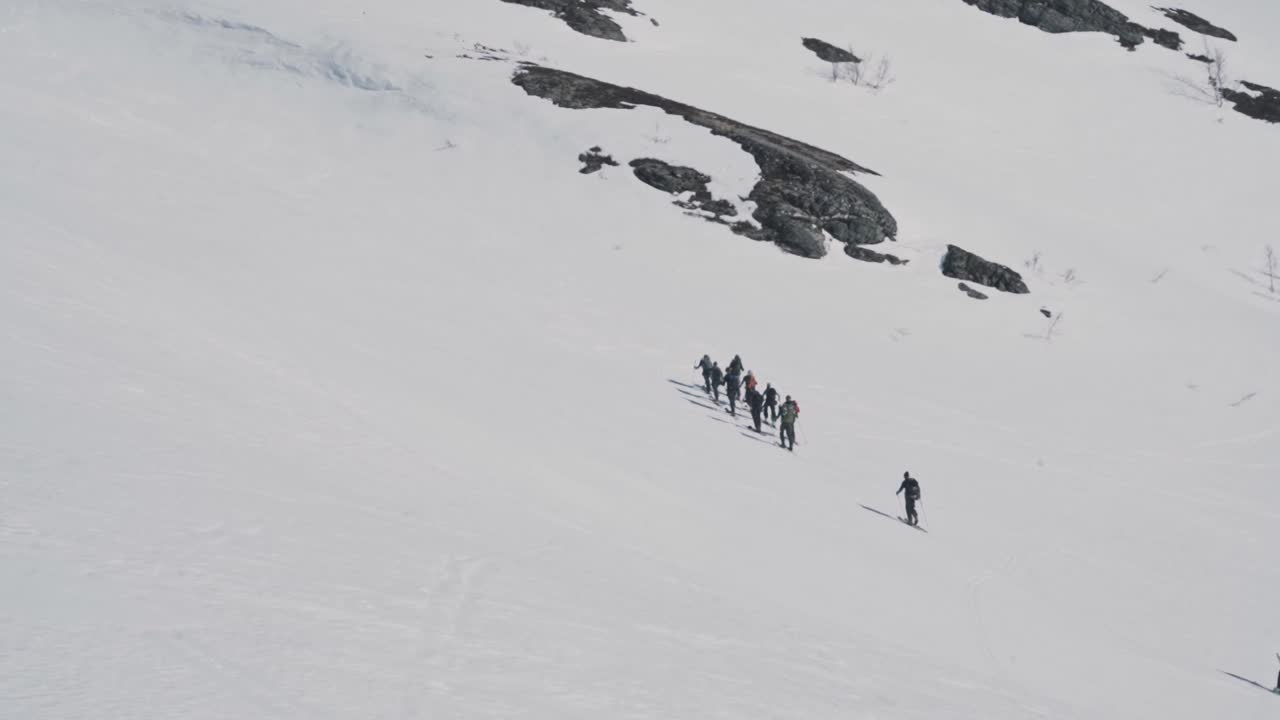 노르웨이 vatnahalsen 지역의 눈 덮인 산을 등반하는 등산객 그룹