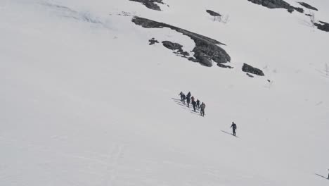노르웨이 vatnahalsen 지역의 눈 덮인 산을 등반하는 등산객 그룹