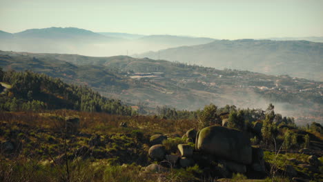 Rocas-En-Una-Montaña-Rural-Y-Un-Pueblo-En-Un-Día-Brumoso