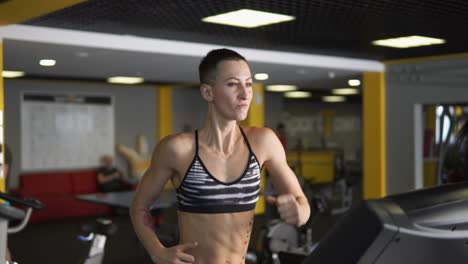 mujer trabajando en la cinta de correr en el gimnasio