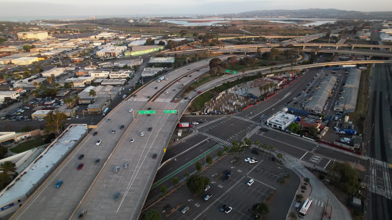 Drone terbang ke timur di atas Interstate 5 pukul 6 pagi menghadap ke Mission Bay dengan air yang tenang dan pencahayaan matahari terbit