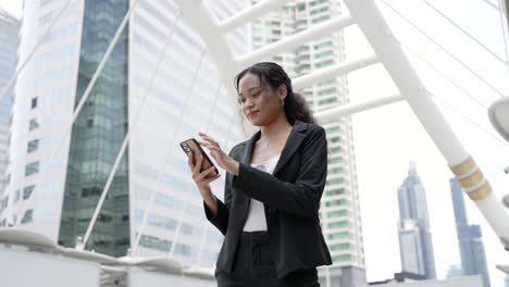 businesswoman talking on phone in a city