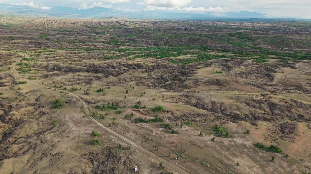 Pemandangan udara lanskap kering dan tererosi Gurun Tatacoa di Huila, Kolombia