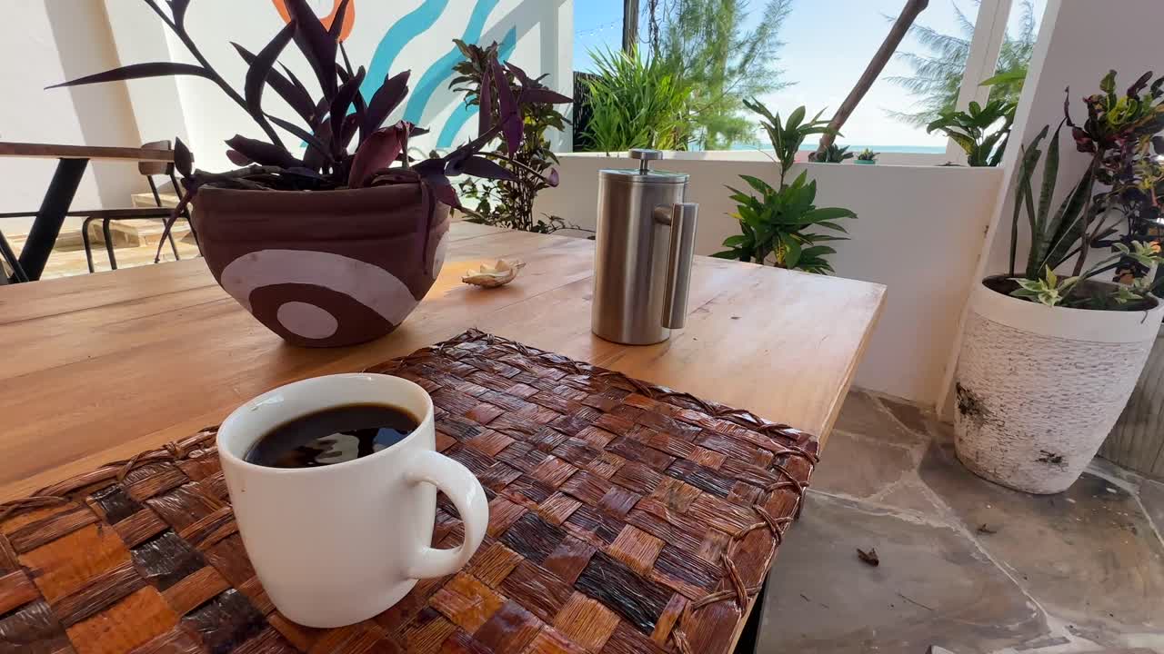 Café en una cafetería de moda en Paje, Zanzíbar, con un interior moderno y una instalación especializada para el espresso