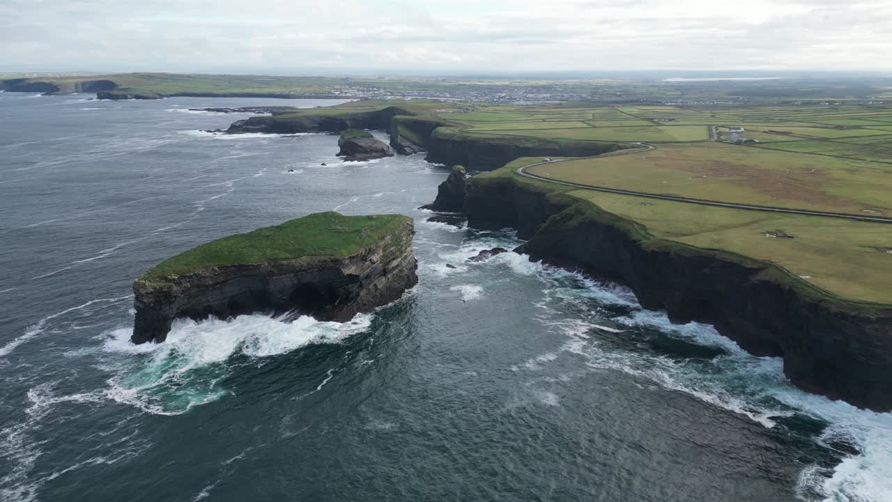 vista aérea de drones sobre las olas que se rompen a lo largo de los acantilados de kilkee, condado de clare en irlanda