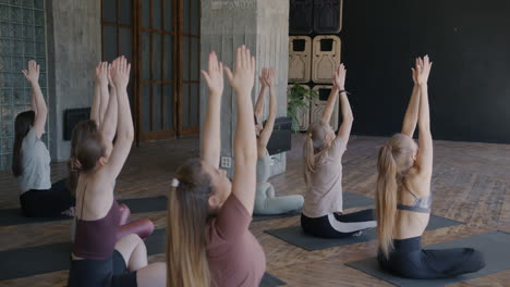 mujeres en clases de yoga