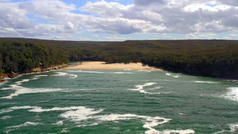 Vista-Aérea-De-La-Playa-Y-La-Laguna-En-La-Playa-De-Wattamolla-En-El-Parque-Nacional-Real,-Australia---Disparo-De-Drones