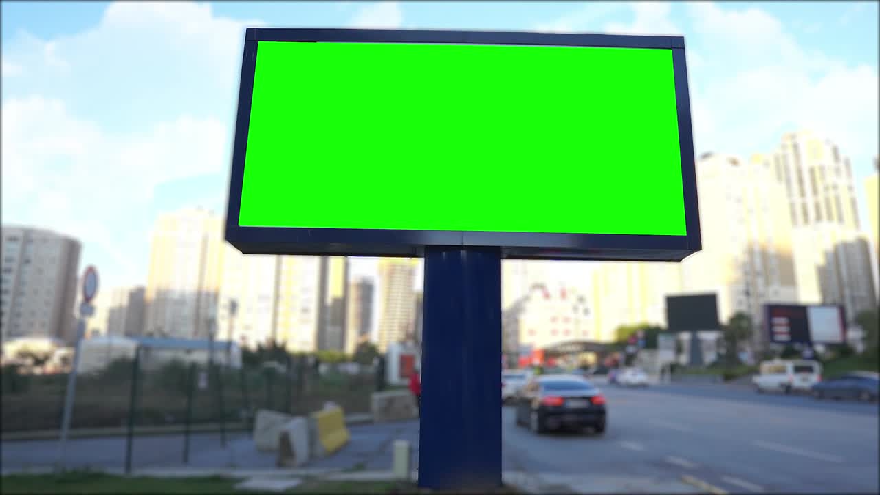 cartel de pantalla verde en la vida urbana, la ciudad. panel de publicidad en blanco, banner para el marketing. clave de croma signo vacío.