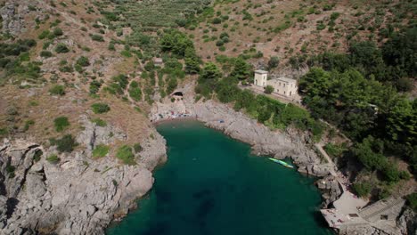 Vista-Circular-Aérea-De-La-Bahía-Aislada-En-Medio-De-La-Costa-Rocosa