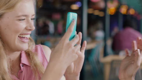 Joven-Afroamericana-Comiendo-Mariscos-En-Un-Restaurante-Con-Su-Mejor-Amiga-Usando-Un-Teléfono-Inteligente-Tomando-Fotos-Amigas-Divirtiéndose-Compartiendo-El-Fin-De-Semana-Juntas-En-Las-Redes-Sociales-4k