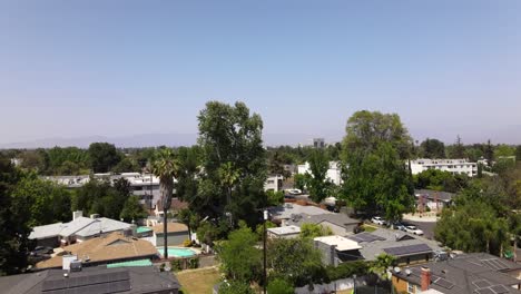 vecindario en sherman oaks, van nuys, elevación aérea sobre casas