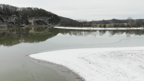 reflejo de espejo sobre la corriente de marea baja cerca de neills bluff en el condado de washington, arkansas, estados unidos