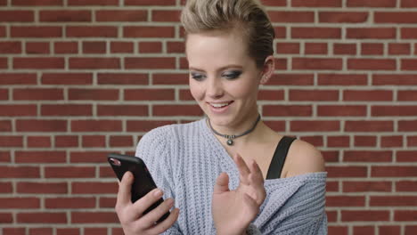 Retrato-De-Moda-De-Una-Mujer-Joven-Y-Elegante-Que-Disfruta-Navegando-Por-Las-Redes-Sociales-Usando-Un-Teléfono-Inteligente