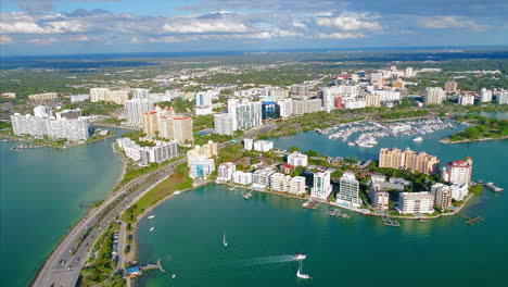 Vista-Aérea-Del-Centro-De-La-Ciudad-De-Sarasota-Frente-Al-Mar-Y-La-Calzada-De-John-Ringling