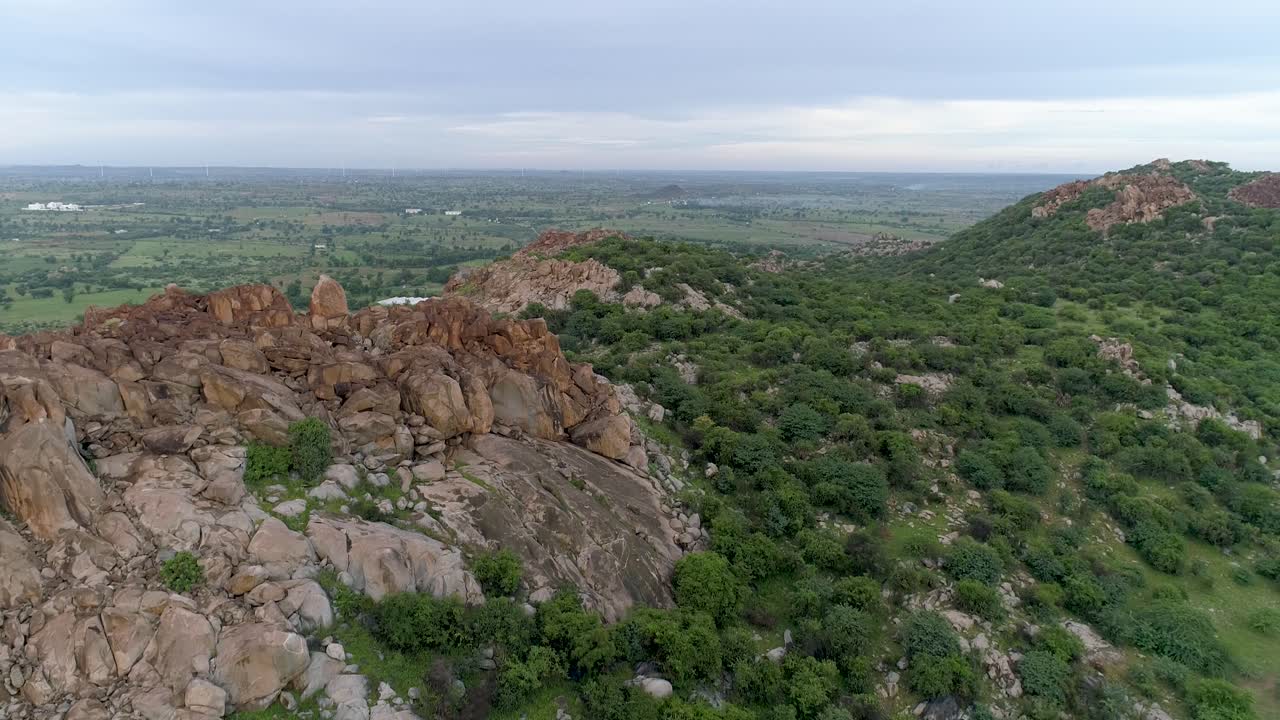вид с воздуха, снимок с обратной стороны упивающейся растительностью скалистой горы в карнатаке, индия
