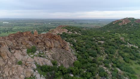 Vista-Aérea,-Toma-Hacia-Atrás-De-La-Vegetación-De-Las-Montañas-Rocosas-En-Karnataka,-India